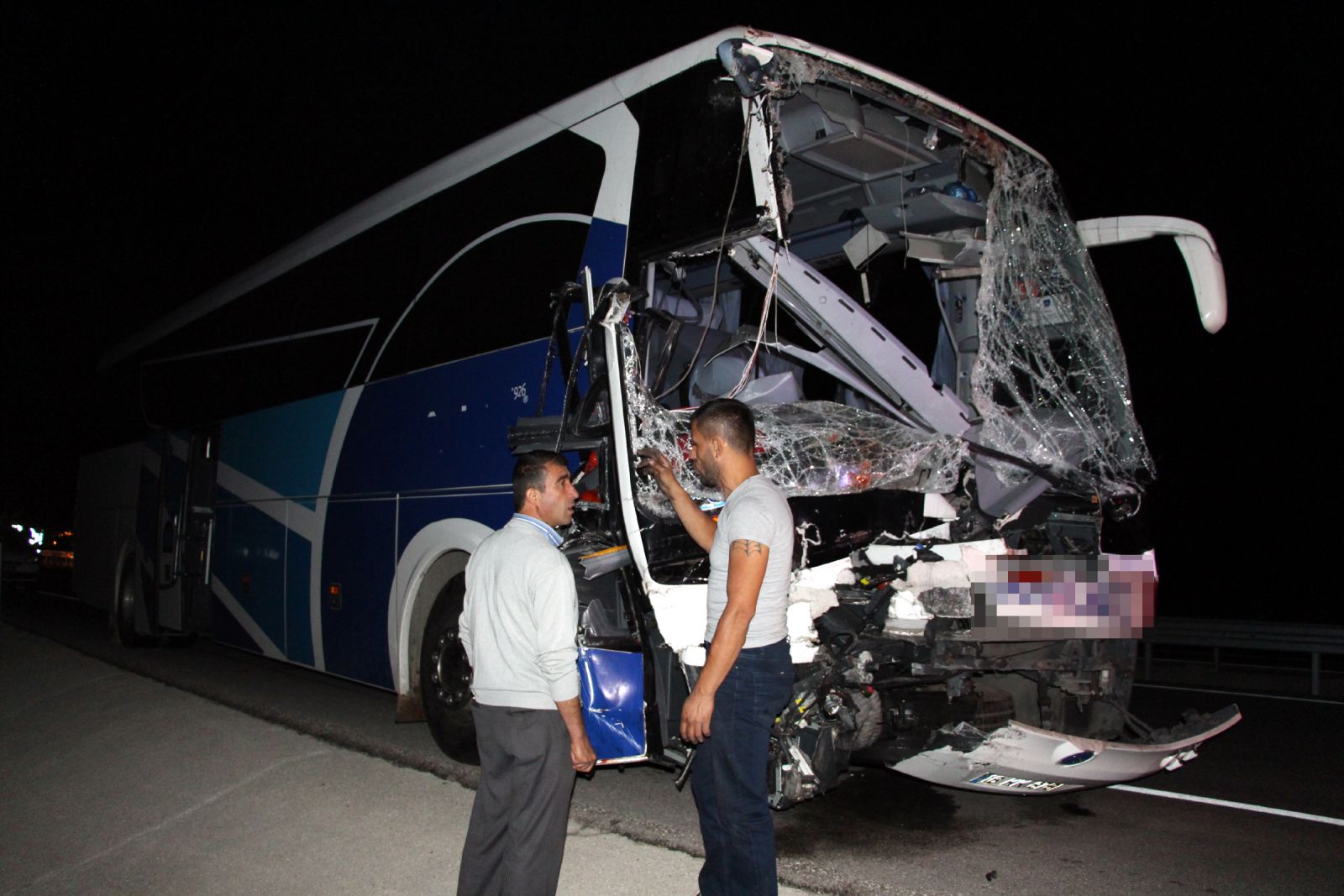 Yolcu otobüsüyle kamyon çarpıştı: 1 ölü 24 yaralı