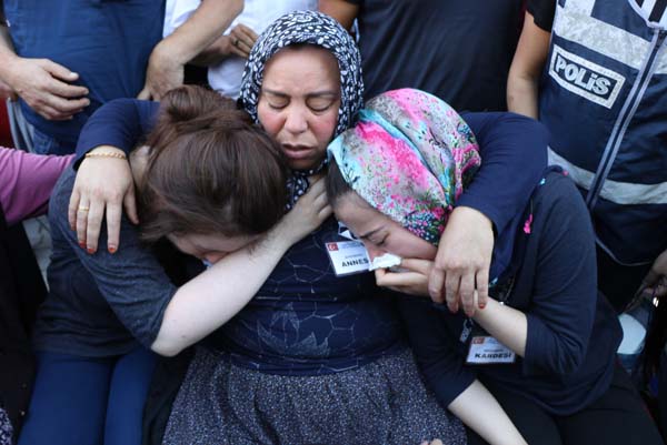 Şehit polis gözyaşlarıyla son yolculuğuna uğurlandı