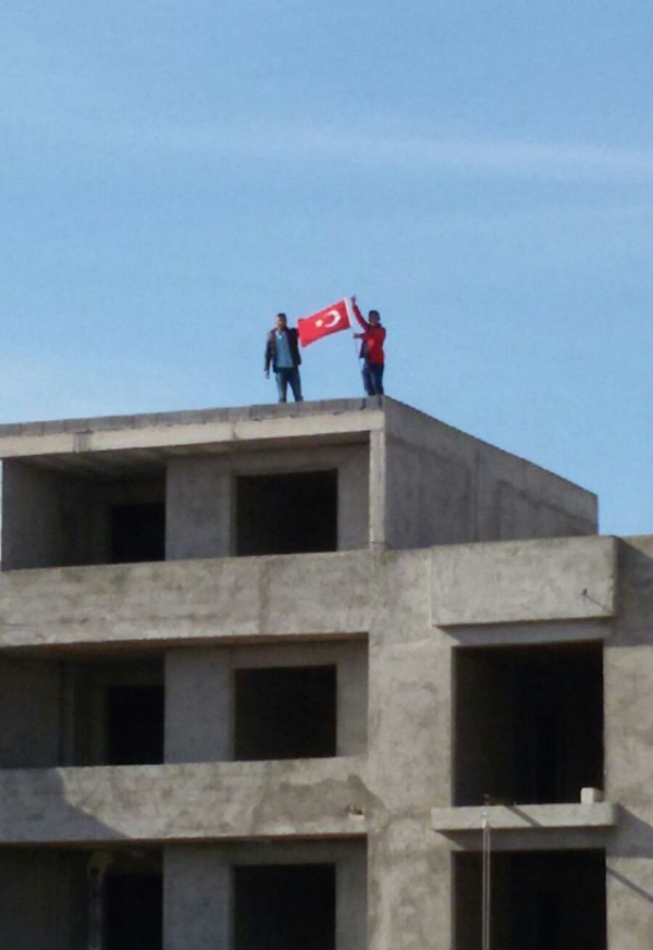 3 arkadaş ceplerindeki paraları birleştirip aldıkları Türk bayrağını...