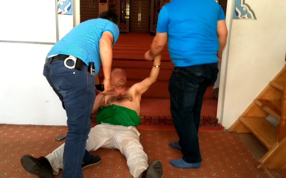 Camide namaz kıldıran imama ve cemaate saldırdı