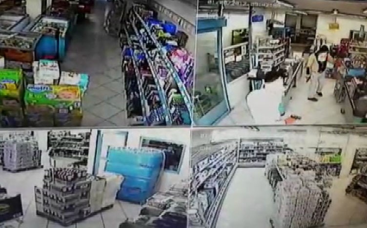 Beyoğlu'nda bir market 2 kişi tarafından soyuldu