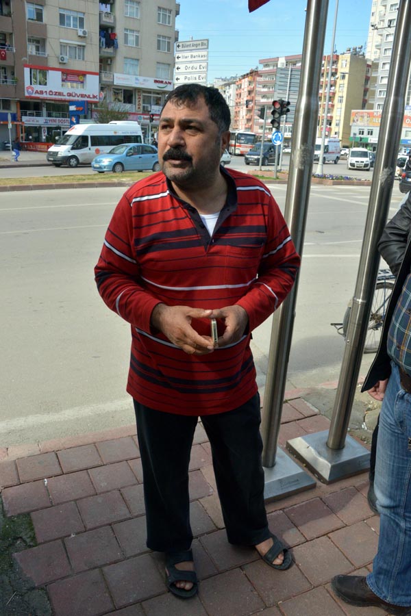 Dolandırıcıyı yakalatmak için pijama ve terlikle bankaya geldi