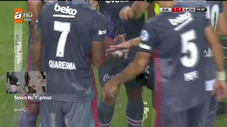 Süper Kupa'da maç oynanırken sahaya bıçak (kelebek) atıldı!