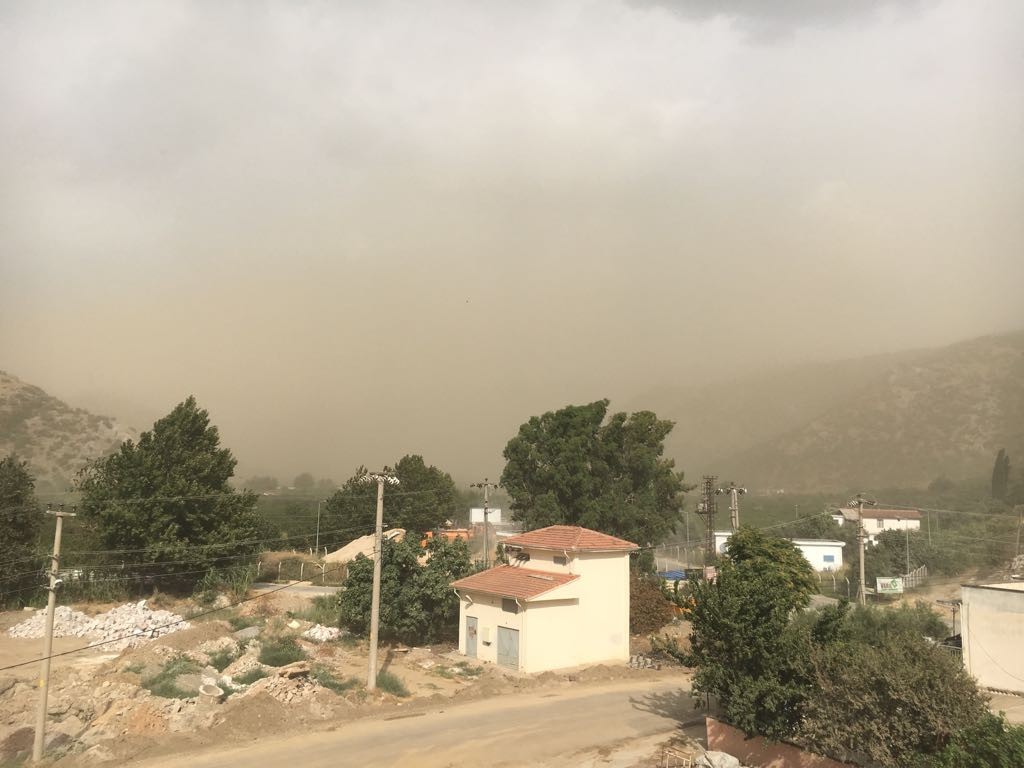 Yarım saatte tüm ilçeyi toz bulutu kapladı