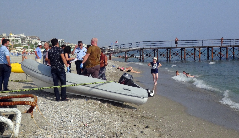 Tatilciler denizdeki cesede aldırmadan yüzdüler!