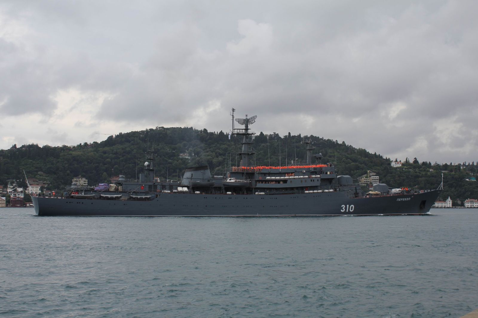 Rus savaş gemisi Boğaz’dan geçti