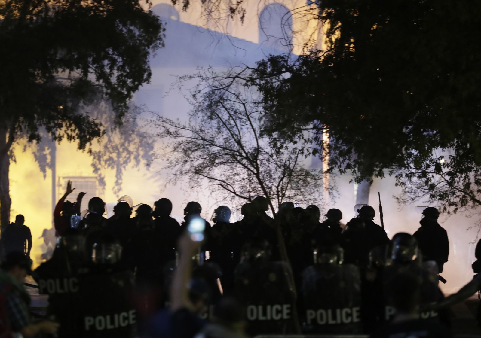 Trump mitingi öncesi Phoenix sokakları karıştı