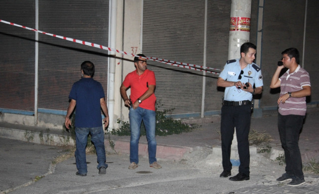 Adana'da iki grup çatıştı! Polisler mahalleyi ablukaya aldı
