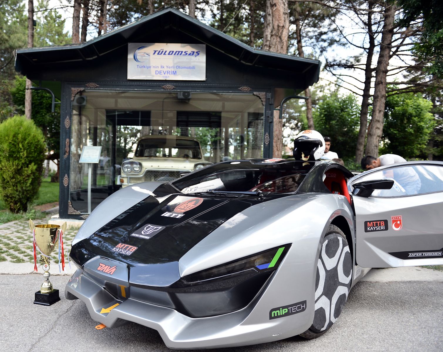 Öğrencilerin ürettiği elektrikli otomobil görücüye çıktı
