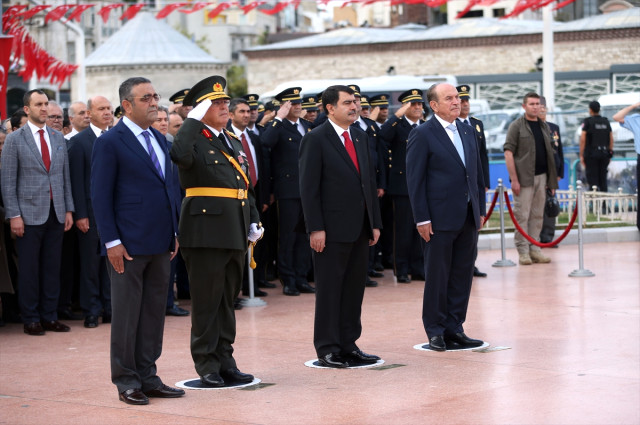 Devlet erkanı tam kadro Anıtkabir'de