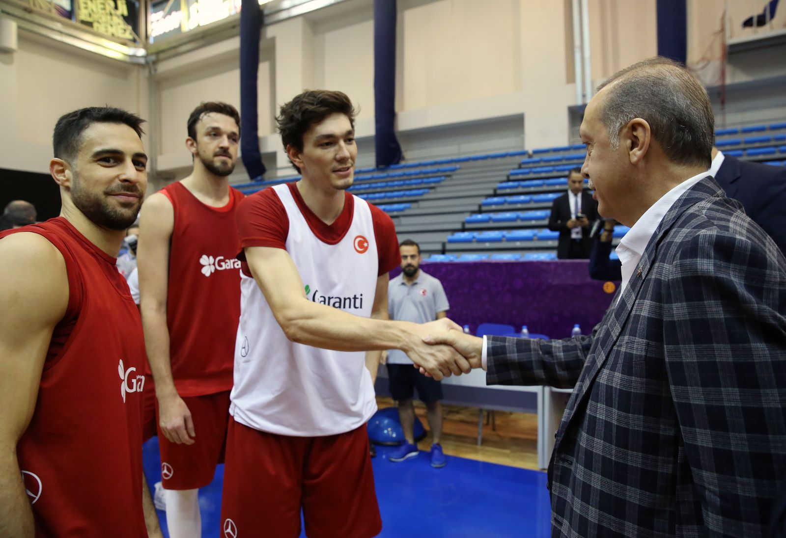 Cumhurbaşkanı Erdoğan'dan millî basketçilere baklava ikramı