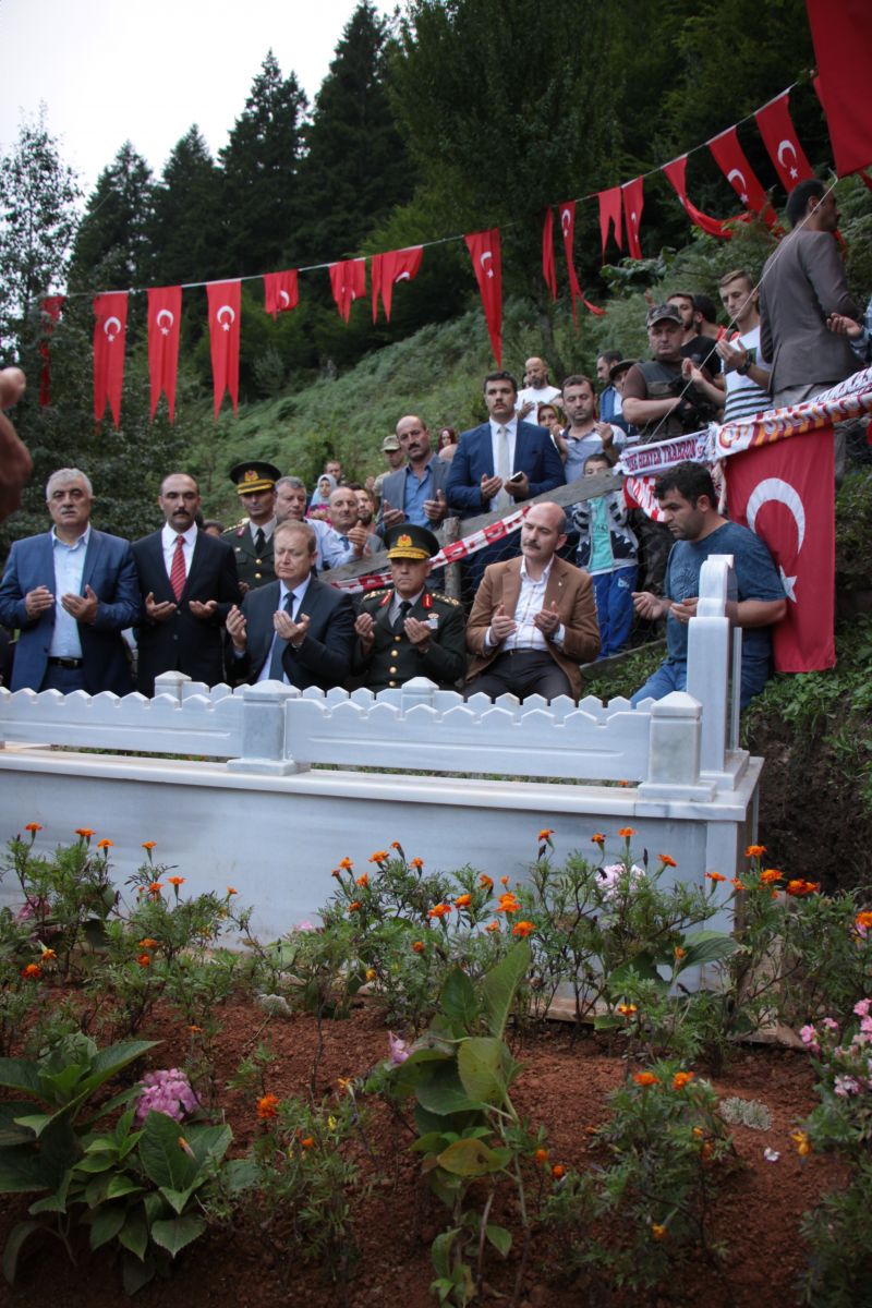 Bakan Soylu, Eren'in mezarını ziyaret ettiği sırada teröristlerle sıcak temas sağlandı