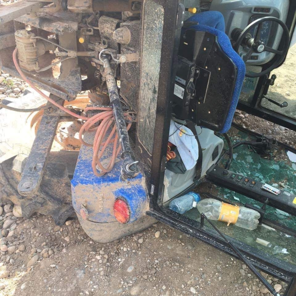 Kullandığı traktörün altında öldü