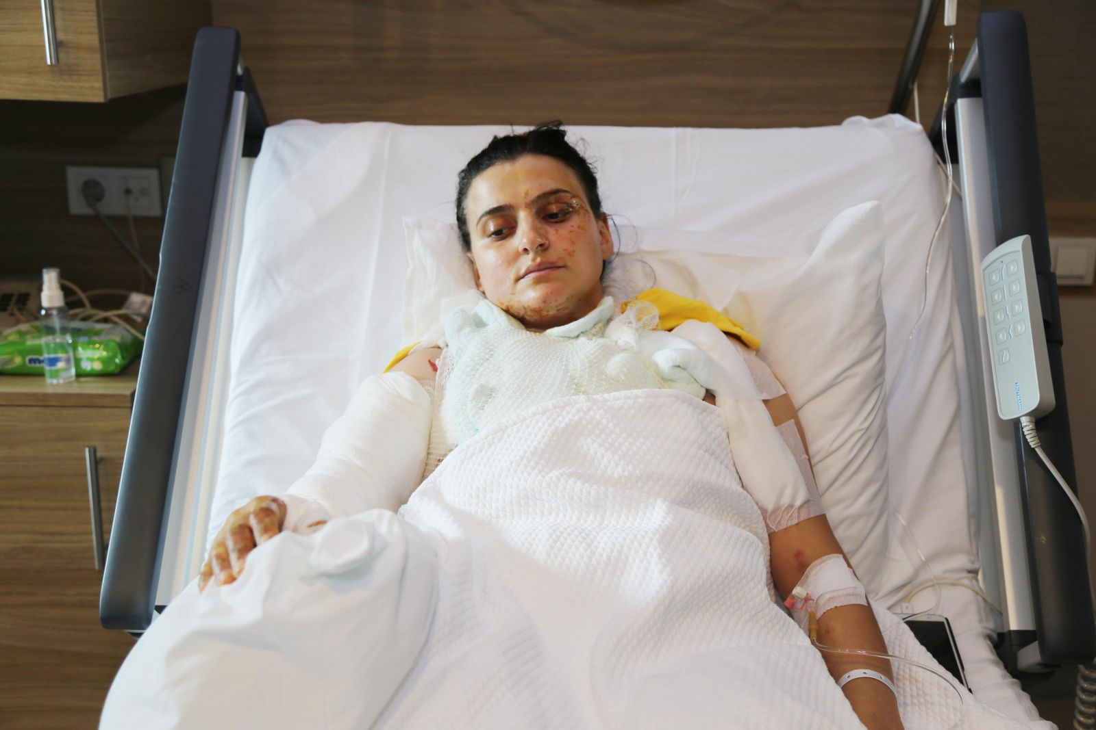 Anne ve kızının balkonda kahvaltı keyfi zehir oldu!