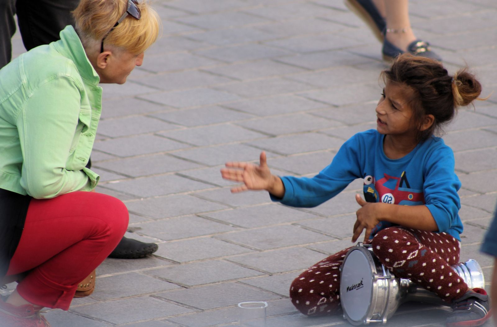 Darbukacı küçük kız, Eminönü'nde ilgi odağı oldu