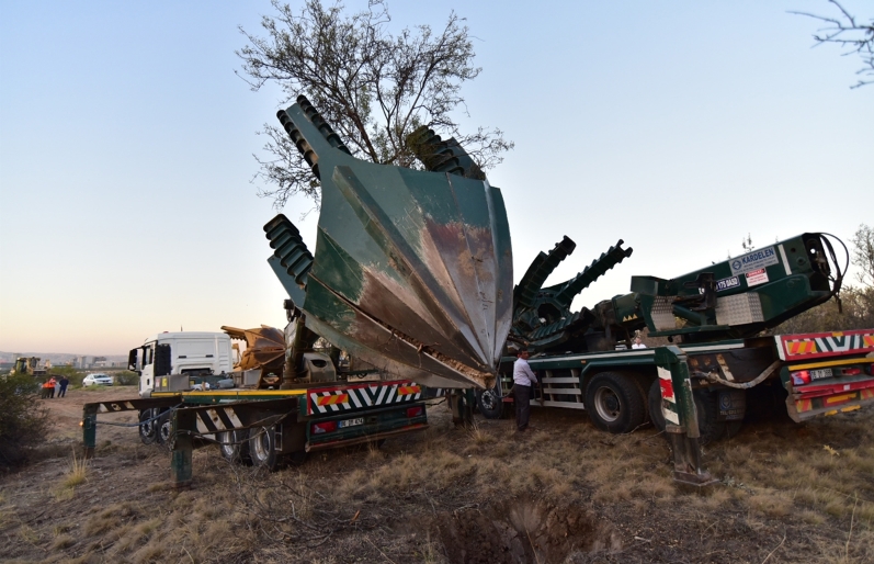 ODTÜ'deki ağaçlar, özel makineyle sökülerek başka araziye nakledildi