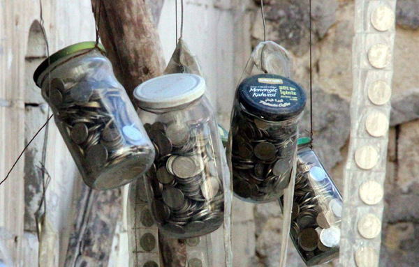 Çöken binadan 3 ton para çıktı!