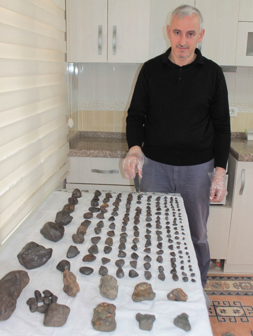 Elindeki göktaşlarını gramı 80 dolardan satıyor