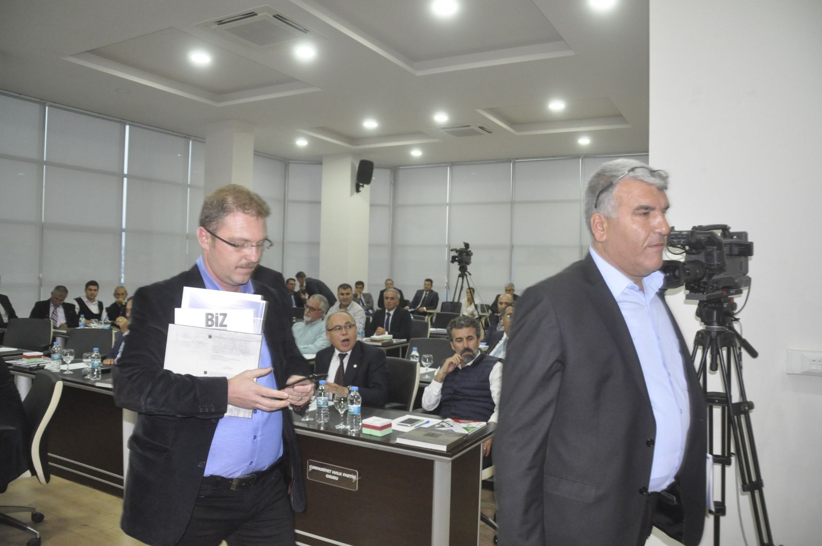 AK Partili Belediye Meclisi üyeleri, meclisi terk etti