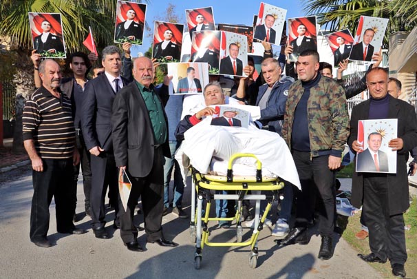 Oteline el konulan iş adamı Süreyya Pekuysal, ambulansla eyleme geldi