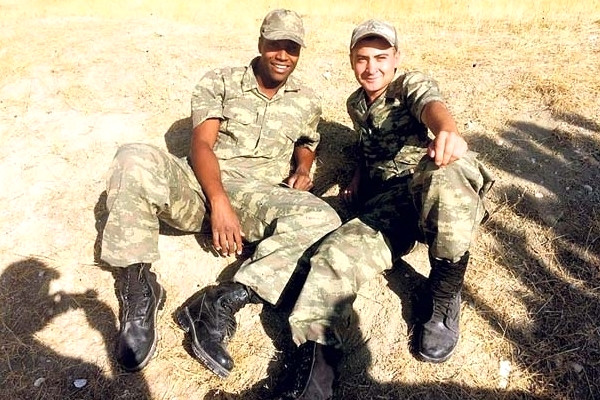 Yemin törenindeki siyahi asker tüm dikkatleri üzerine çekti