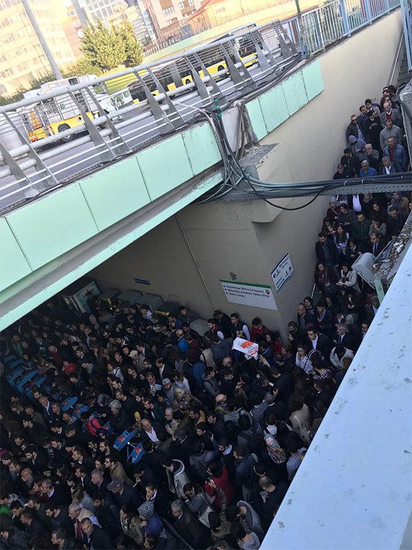 Cevizlibağ'da metrobüs kadın yolcuya çarptı, uzun kuyruklar oluştu