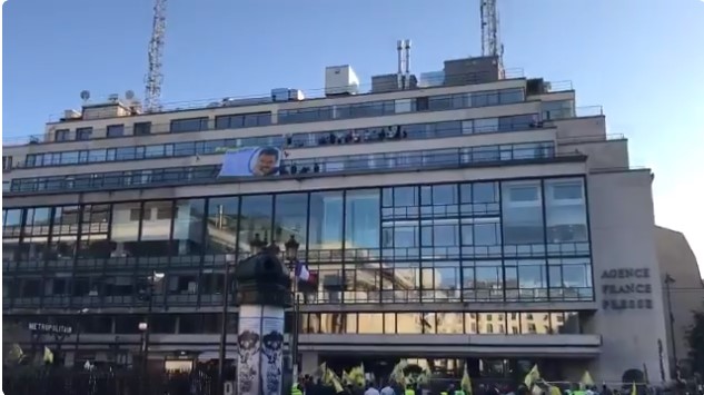 Paris'te skandal görüntü: AFP binasına Öcalan posteri asıldı