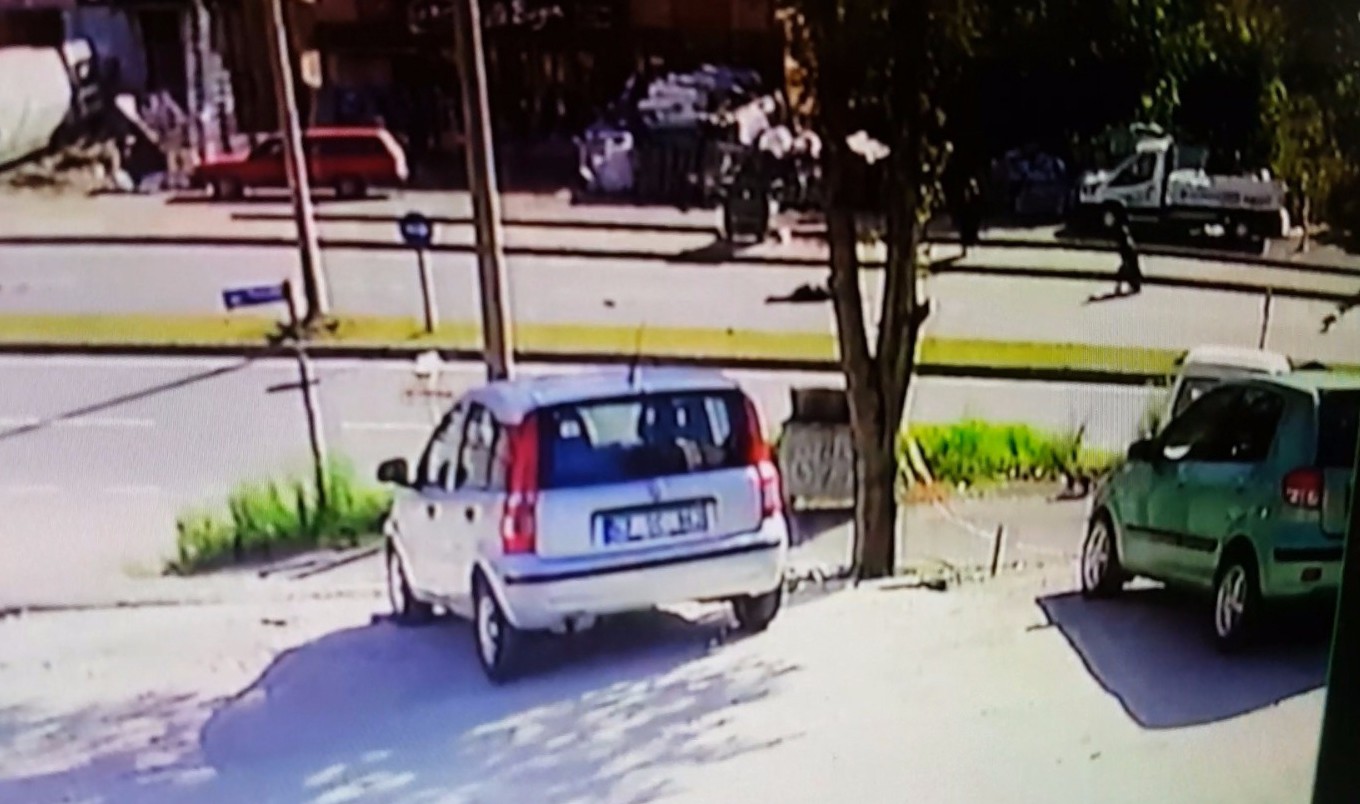 Kamyonetin kadına çarpma anı kamerada