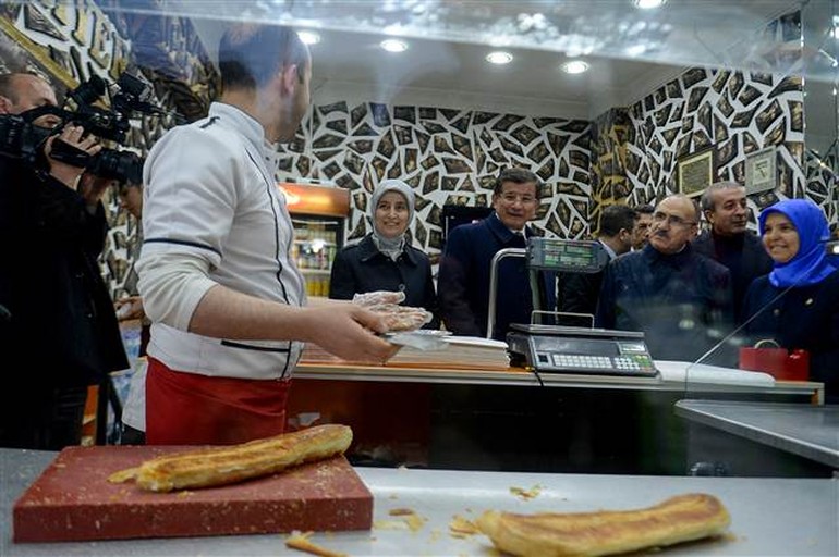 Başbakan Davutoğlu Van'da esnafı ziyaret etti, vatandaşlarla sohbet etti