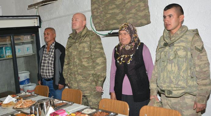 Sınırda nöbet tutan askerle ailesinin duygulandıran buluşması