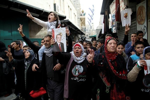 İsrail polisinden Cumhurbaşkanı Erdoğan posteri taşıyan kadına saldırdı