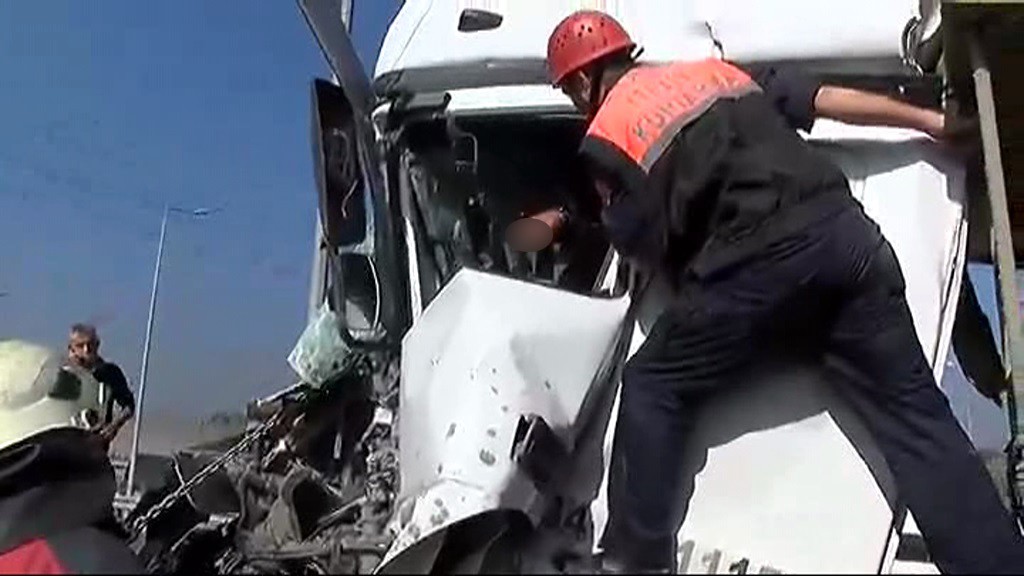 Okmeydanı'da iki hafriyat kamyonu çarpıştı