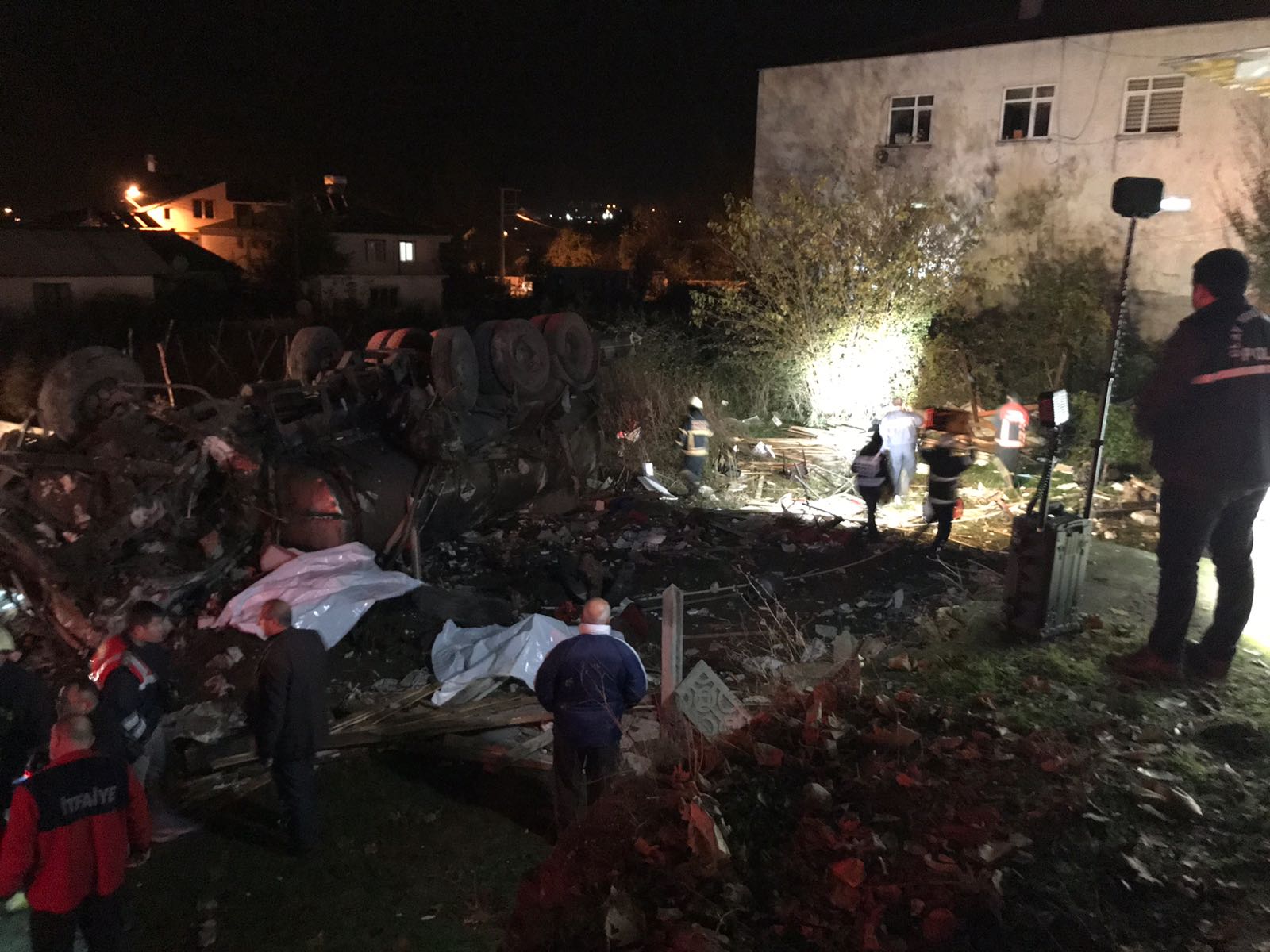 Düzce’de beton mikseri kahvehaneye daldı: Ölüler ve yaralılar var