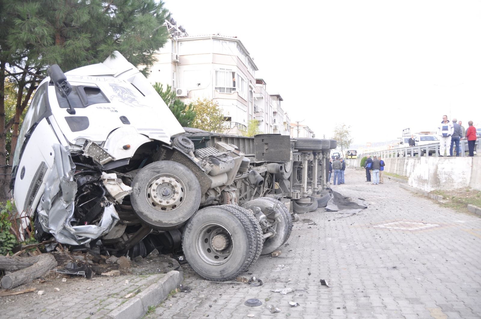 2 metre yükseklikten uçan tır iki otomobili parçaladı