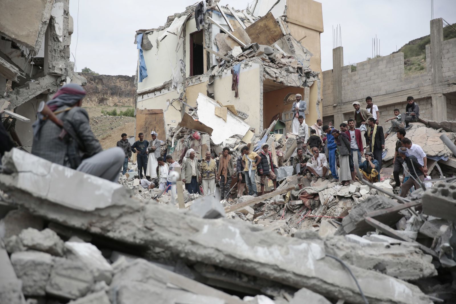 Suudi Arabistan uçakları Yemen'i vurdu