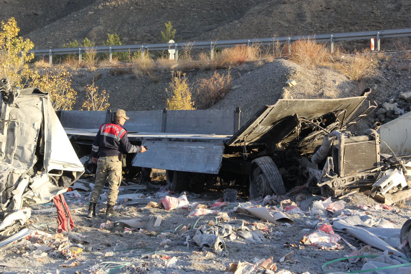 Erzincan'da freni boşalan tır, 25 kilometre sonra şarampole devrildi