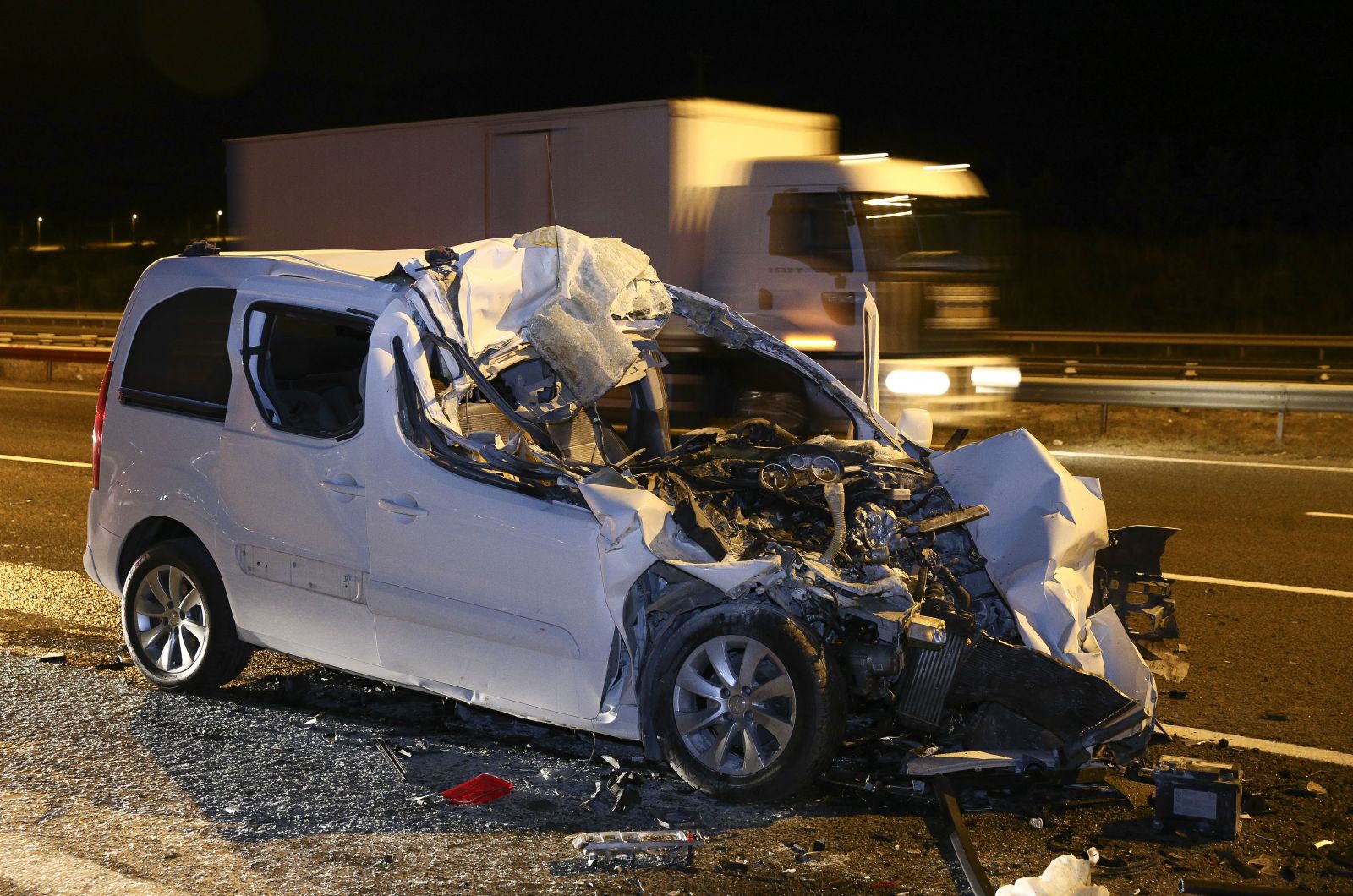 Paramparça olan otomobilden sağ kurtuldular