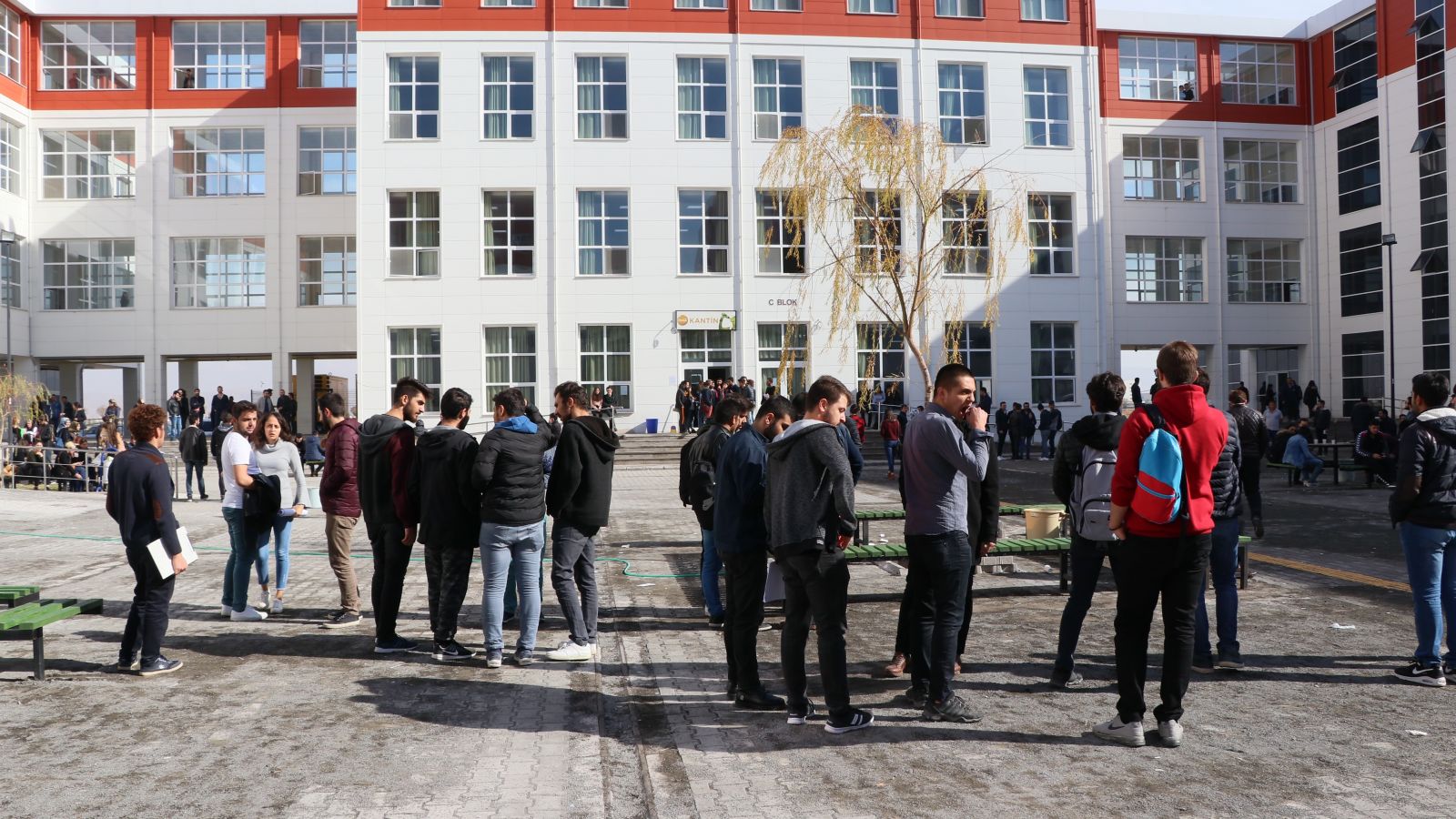 Aksaray Üniversitesinde kavga çıktı, yaralılar var