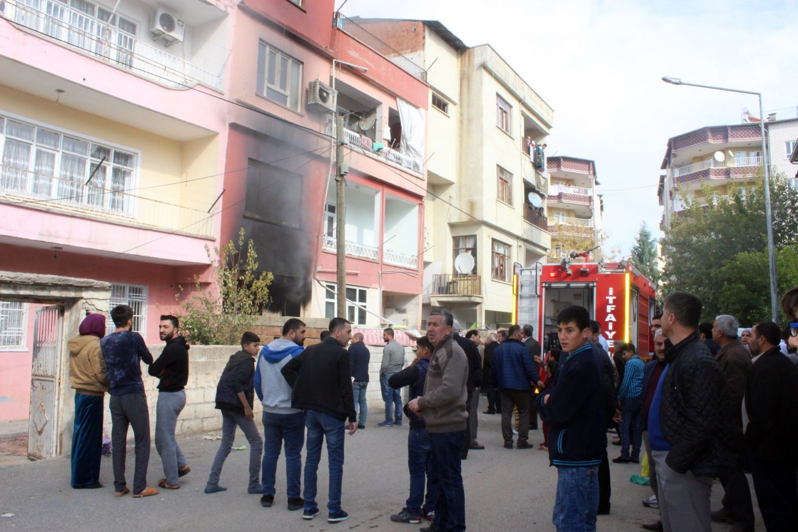 Yangında mahsur kalan kalanlar yan binaya atlayarak kurtuldu