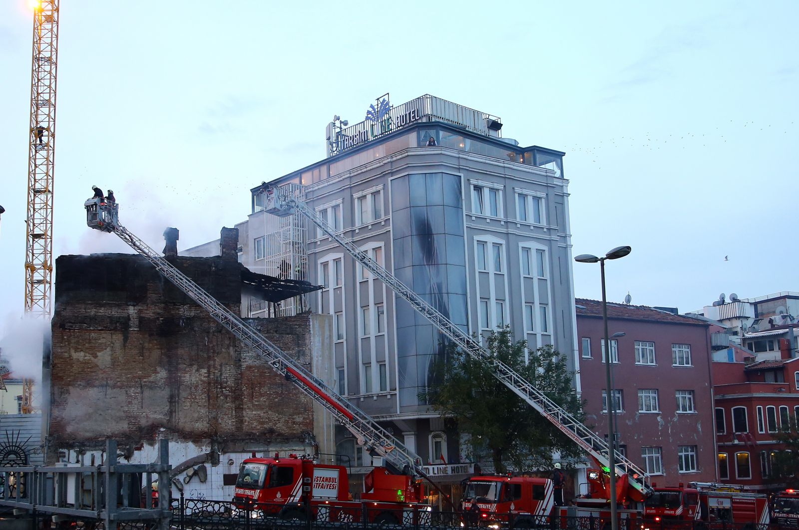 Taksim'de metruk binada yangın