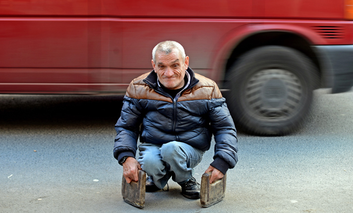 47 yıldır tahtalarla yürüyor, tek isteği akülü araba