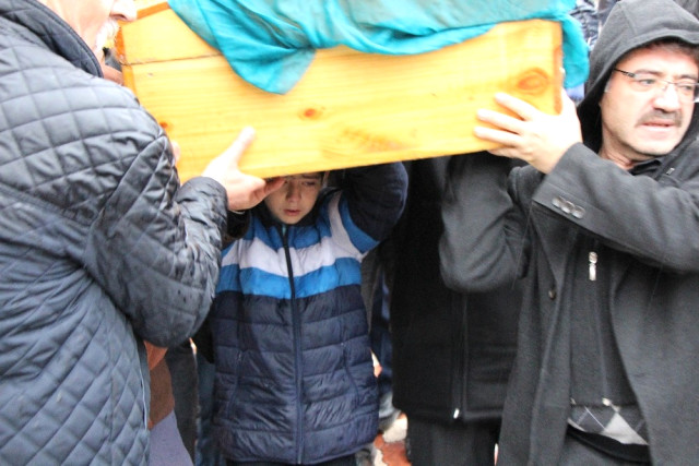 11 yaşındaki çocuk, babası tarafından öldürülen annesinin tabutunu sırtladı