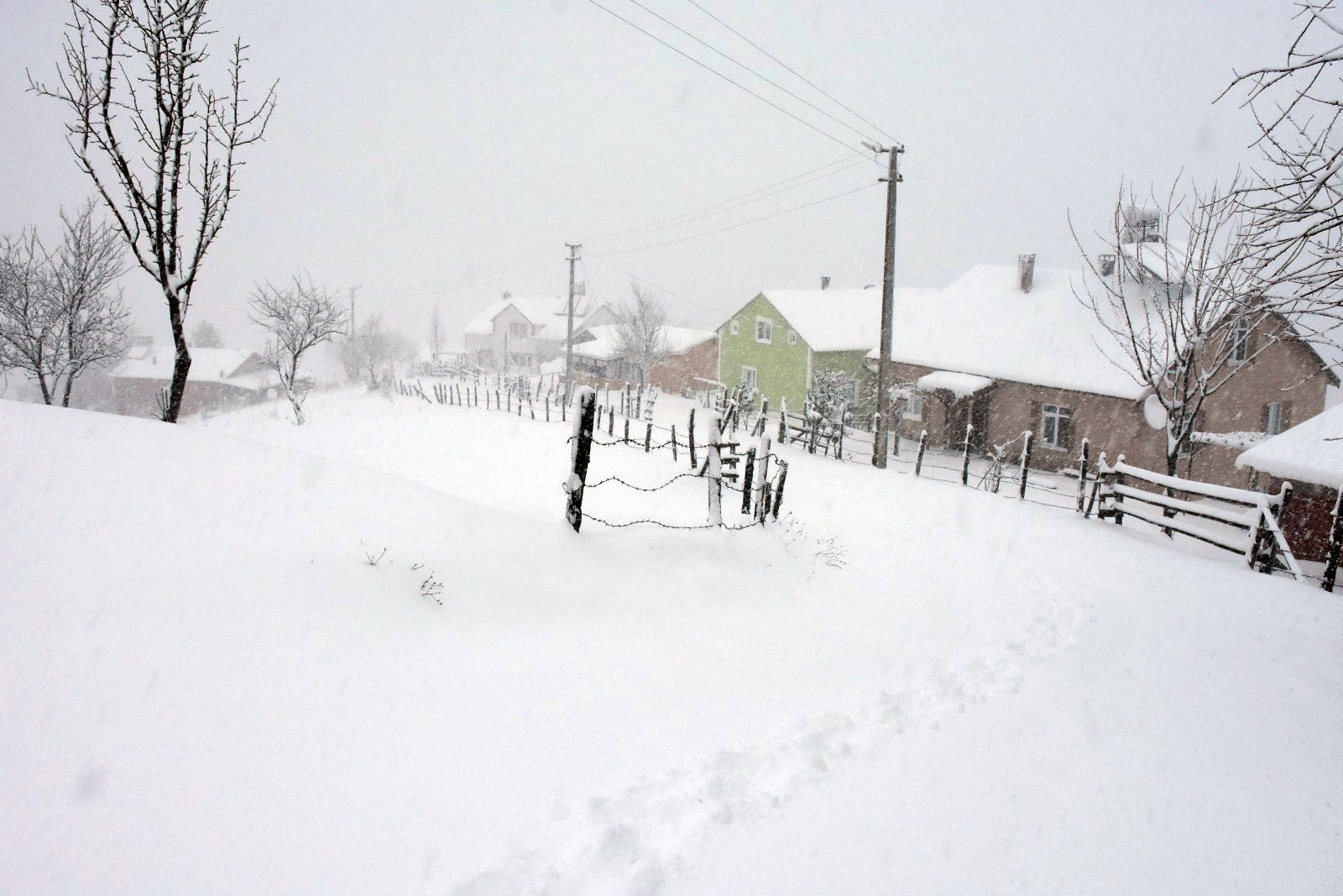 Dikmen Yaylası'nda kar kalınlığı 35 cm'e ulaştı