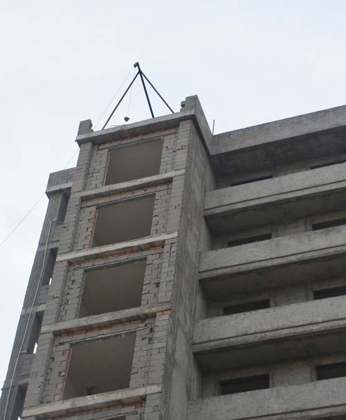 İnşaatın 12. katından ağabeyinin üzerine düştü