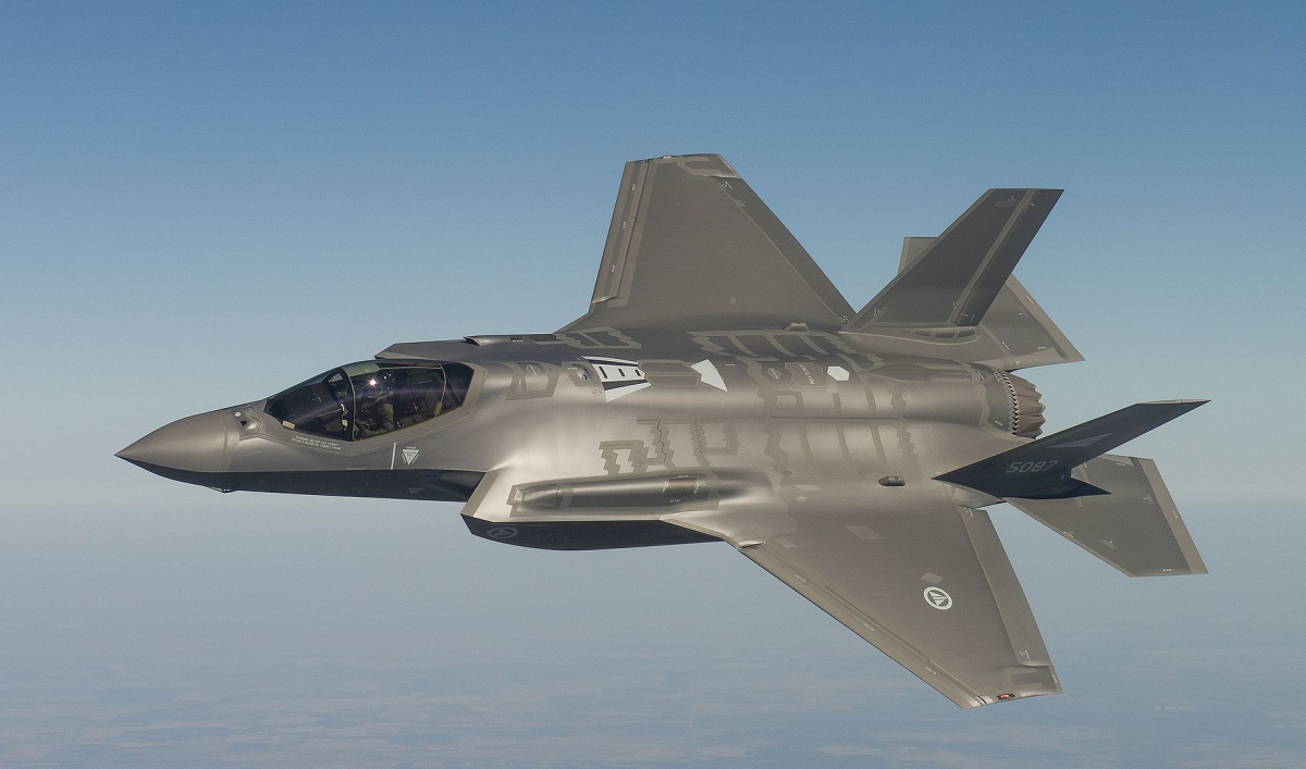 Amerikan F-35 uçağı, havada dağılmaya başladı