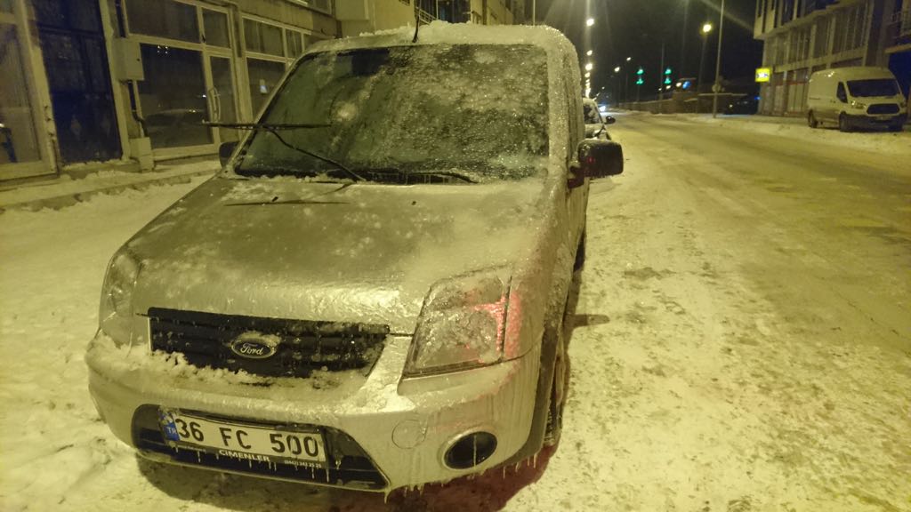 Kars'ta arabalar buz tuttu