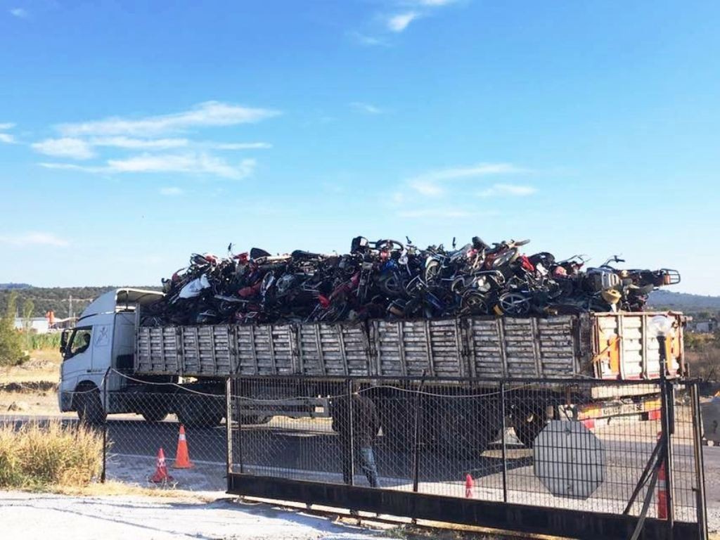 Ayvalık yediemin deposunda 8 milyon liralık araç çürüyor