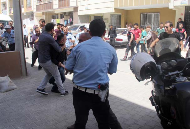 Kamyonetin altında kalan çocuk öldü, yakınları aracı taşladı!