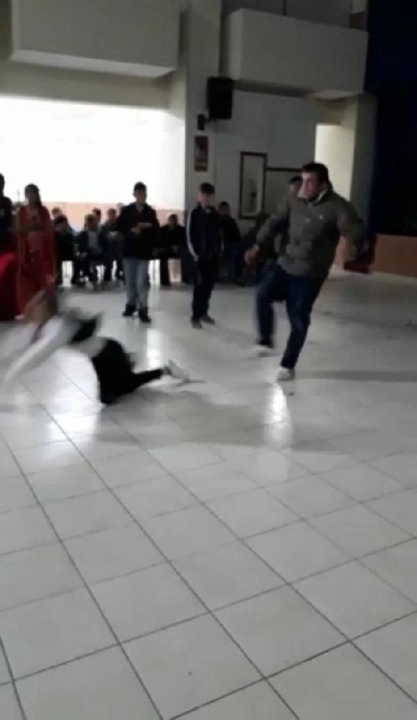Düğünde oynayan çocuğa tekme attı