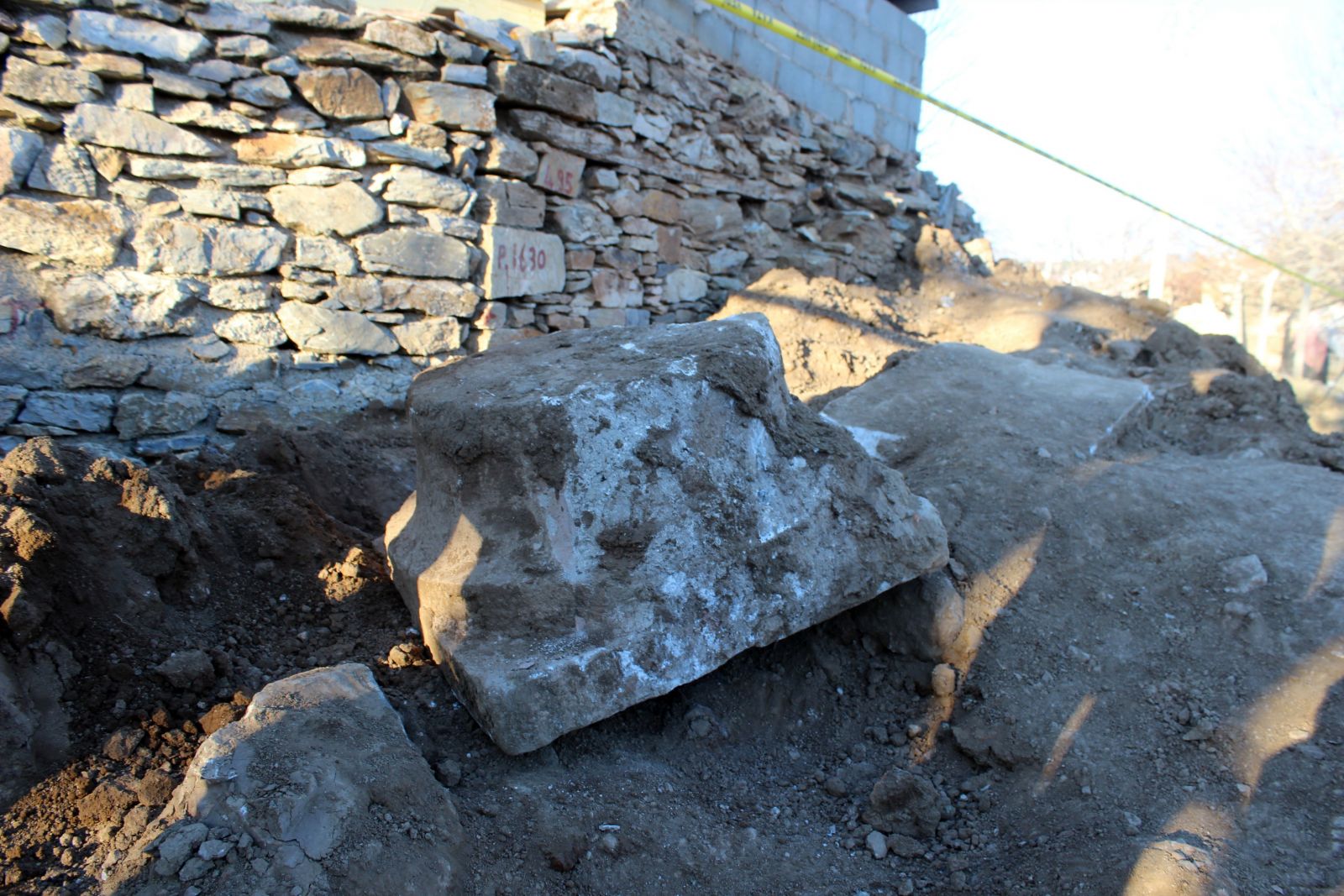 Kanalizasyon çalışması sırasında bin 500 yıllık eserler bulundu